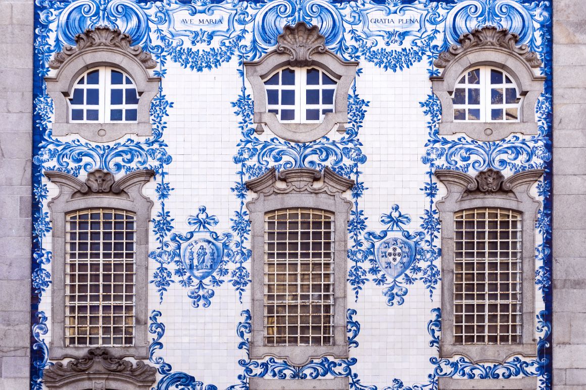 Fasáda domu s dlaždicemi azulejos, Portugalsko