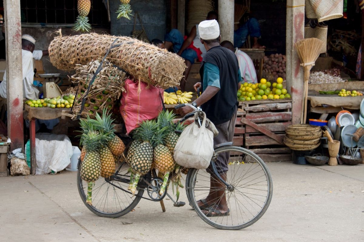 Prodavač ovoce na zanzibarském trhu