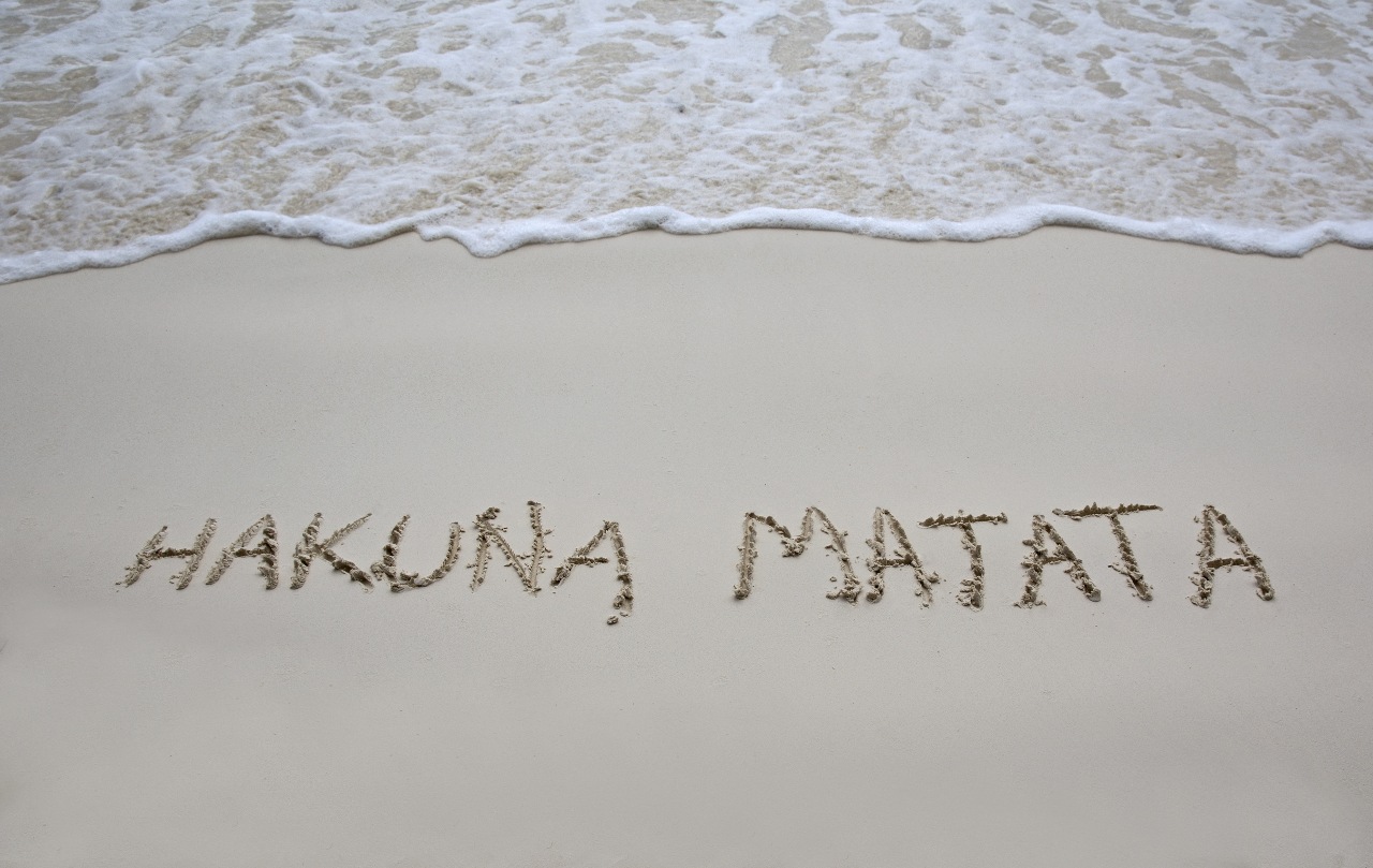 Nápis hakuna matata na pláži 