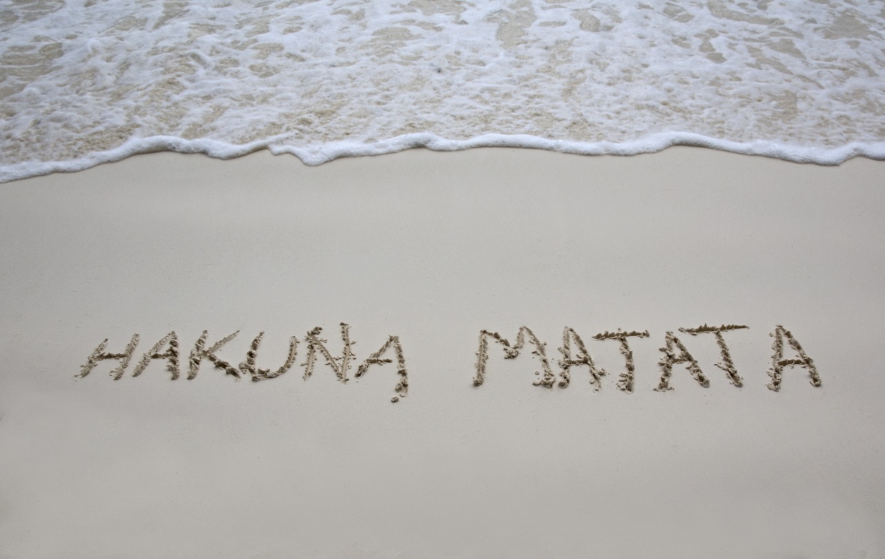 Nápis hakuna matata na pláži 