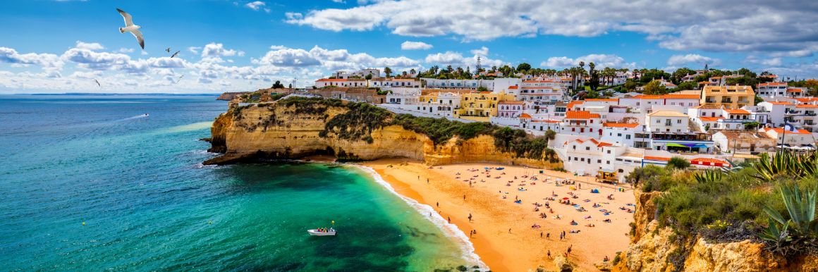 Pláž v Carvoeiro, Algarve, Portugalsko