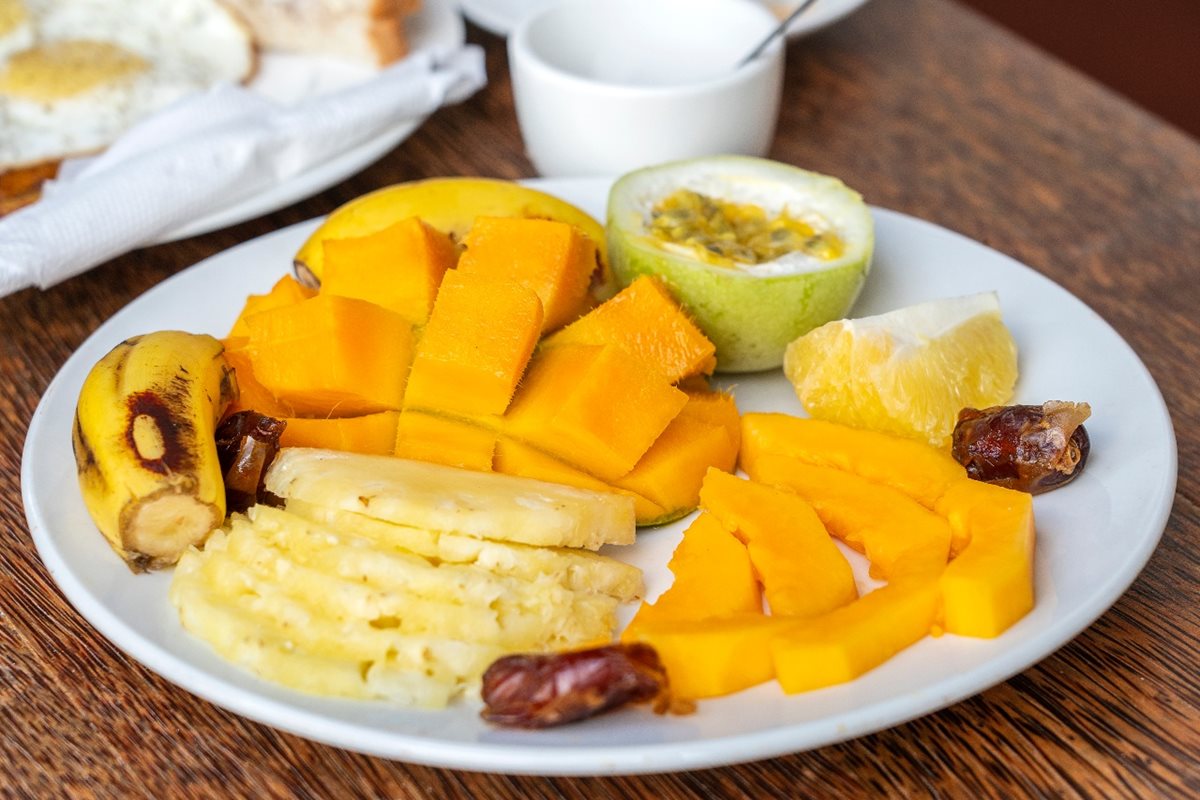 Snídaňový talíř s tropickým ovocem – banán, marakuja, ananas, mango, papája, datle