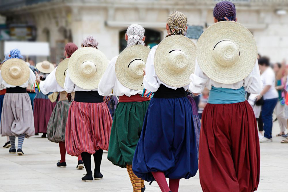 Tanečníci v tradičních kostýmech, Baleáry