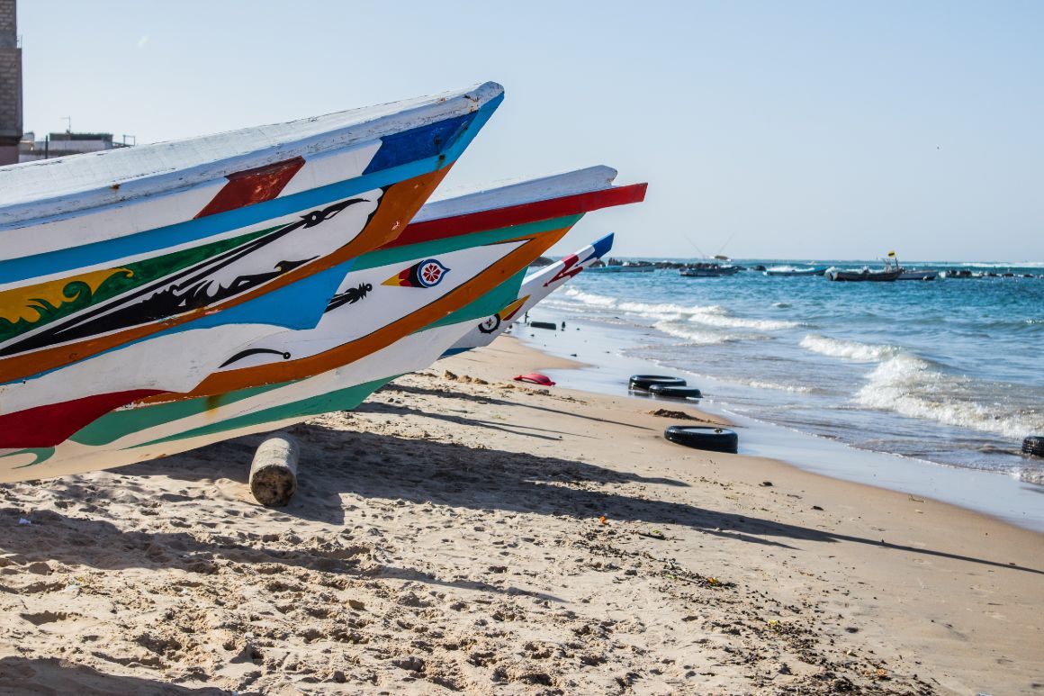 Tradiční rybářské čluny pirogy na pláži Yoff, Senegal