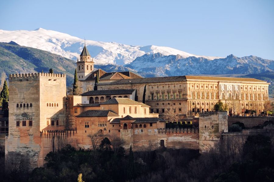 Palác Alhambra s pohořím Sierra Nevada, Granada, Andalusie Palác Alhambra s pohořím Sierra Nevada, Granada, Andalusie
