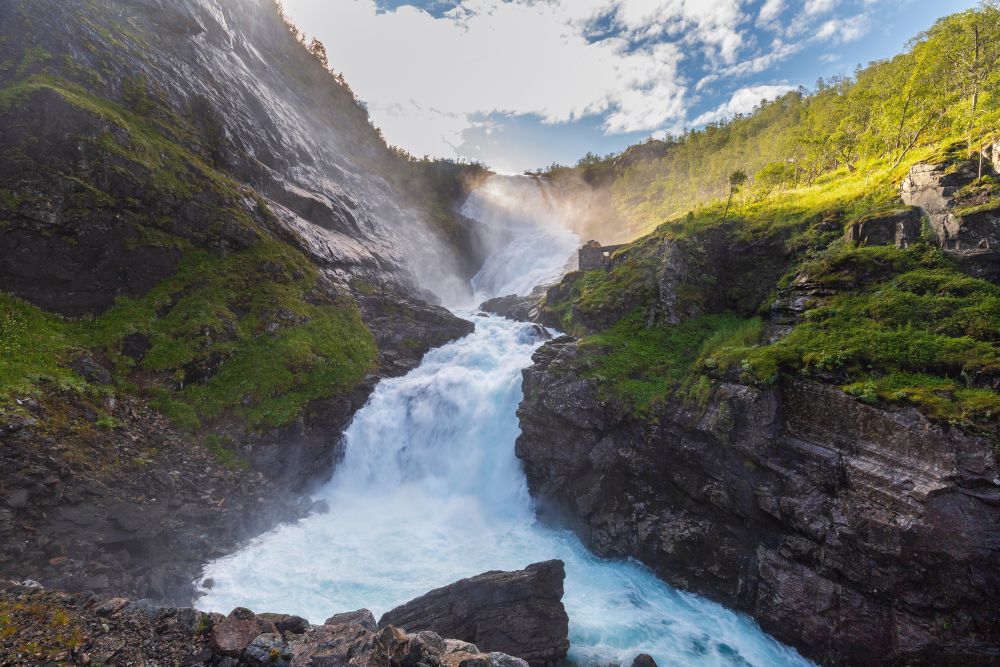 Vodopád Kjosfossen viditelný z Flåmsbana