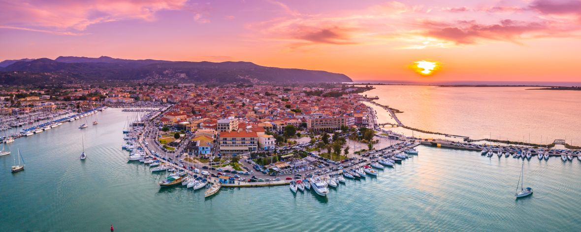 Západ slunce nad městem Lefkas 