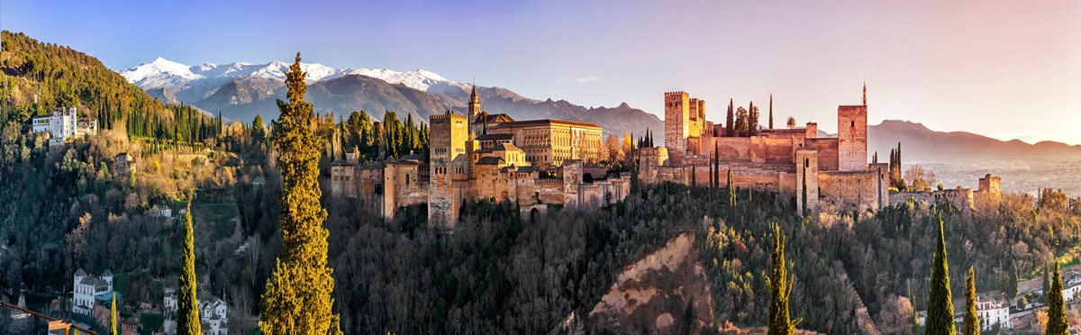 Palácový komplex Alhambra v Andalusii, Španělsko Palácový komplex Alhambra v Andalusii, Španělsko