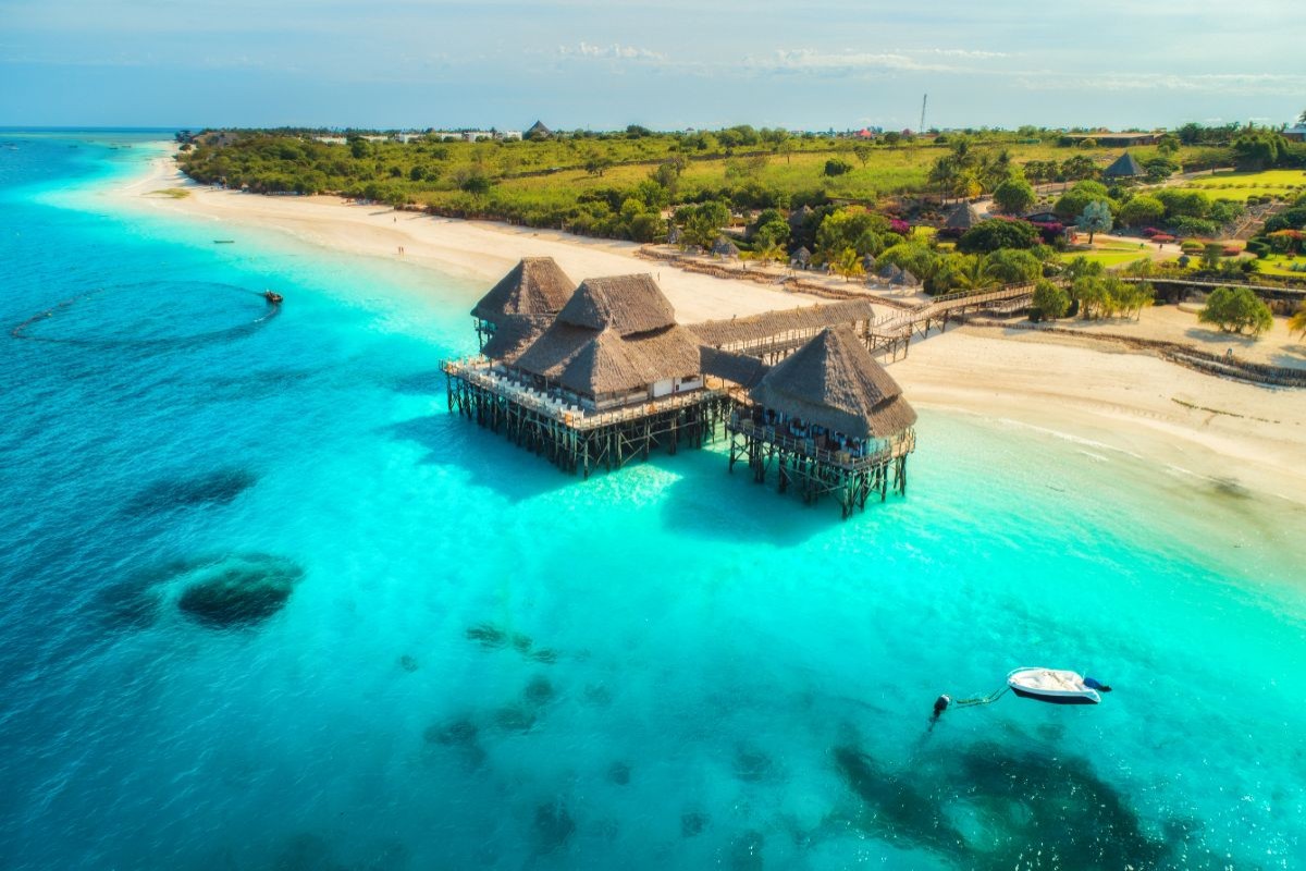 Pláž a molo na Zanzibaru