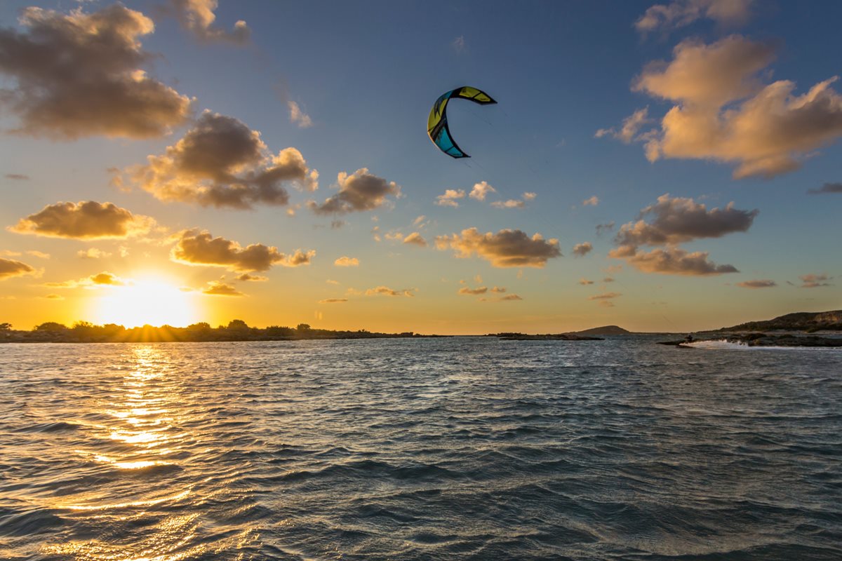 Větrné pobřeží láká vyznavače kitesurfingu, Kréta