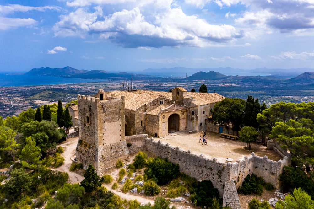 Klášter na hoře Puig de Maria v obci Pollença, Mallorca, Baleáry
