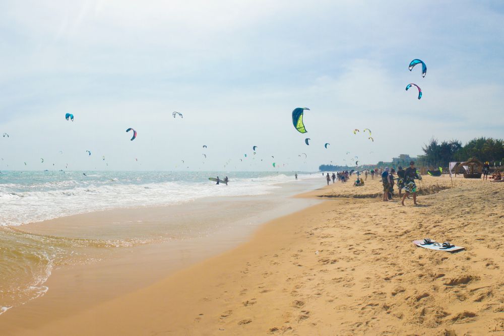 Kitesurfaři na pláži Mui Ne, Vietnam