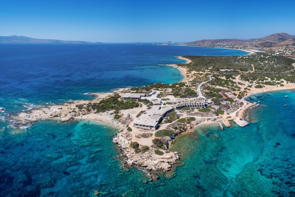 Nedostavěný hotel zdobený streetartem v rezervaci Alyko na Naxosu