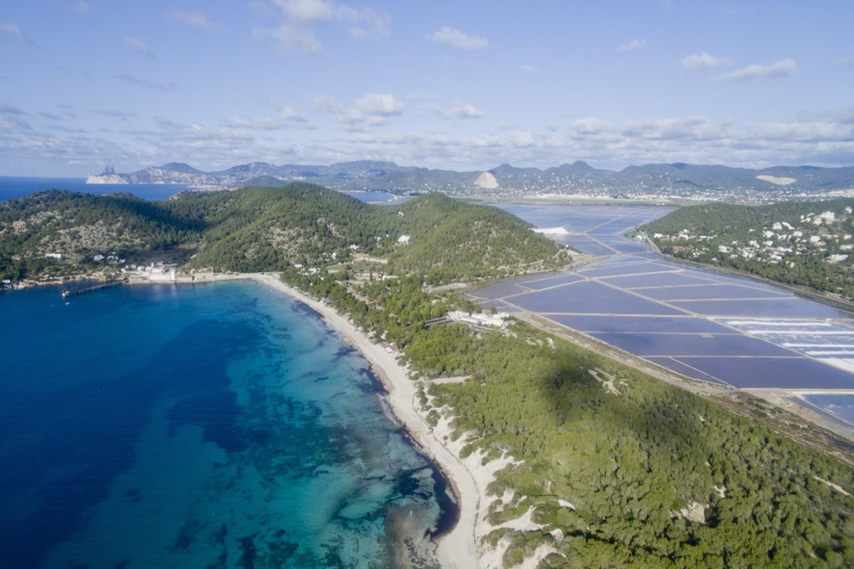 Solná pole a pláže parku Ses Salines, Ibiza