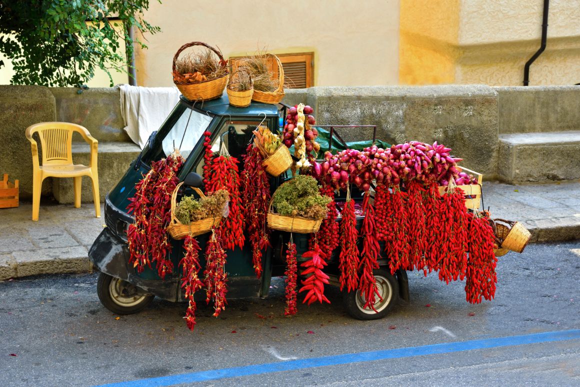 Červené papričky a cibule, Tropea, Kalábrie