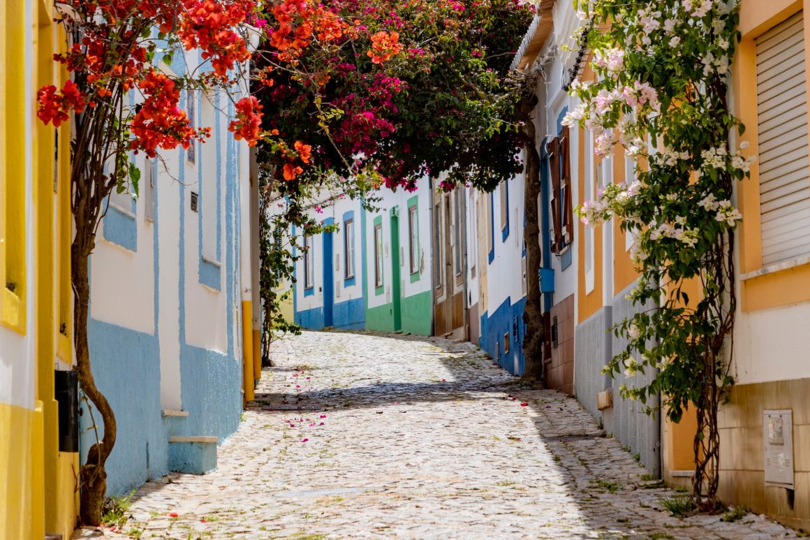 Ulička v Ferragudo, Algarve, Portugalsko