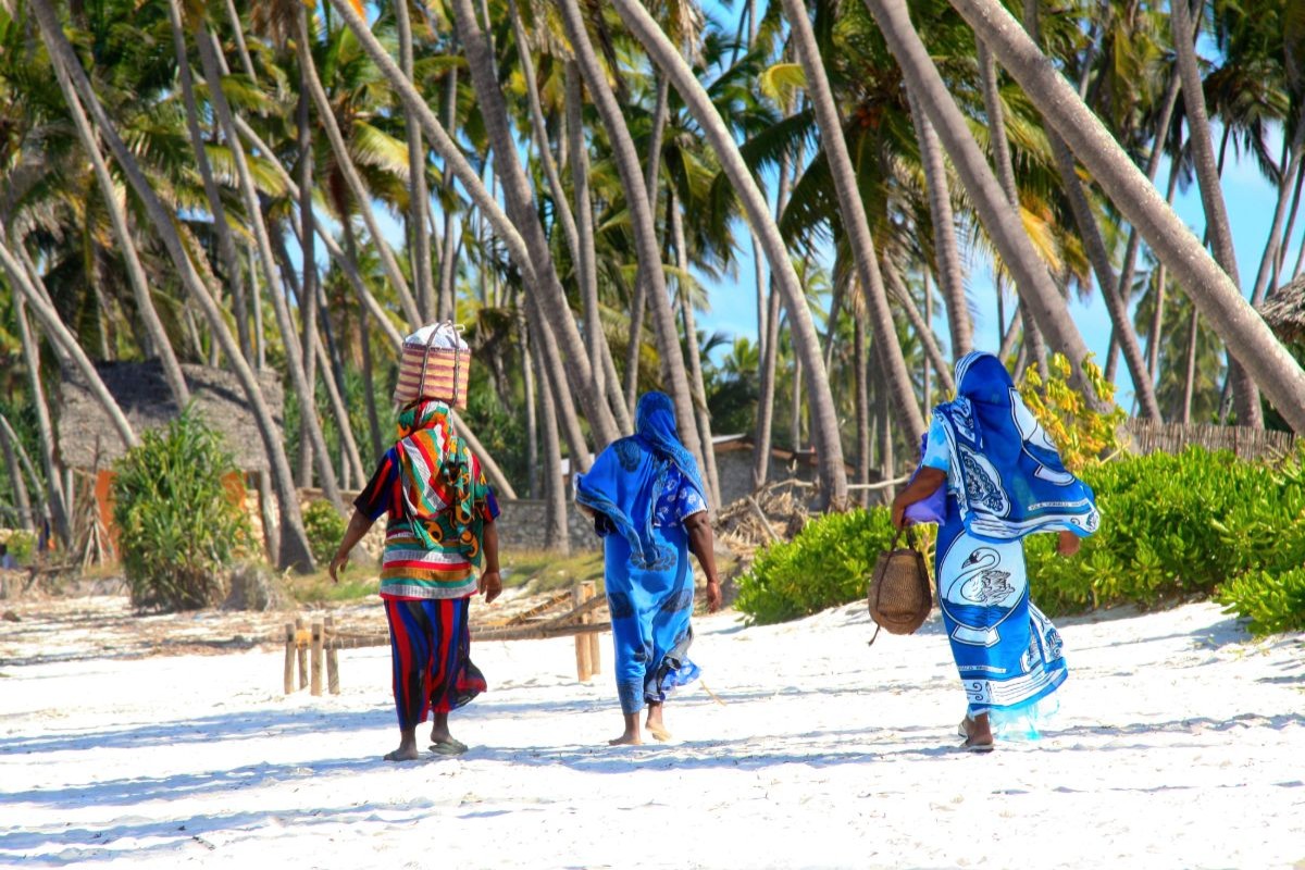 Místní ženy na zanzibarské pláži