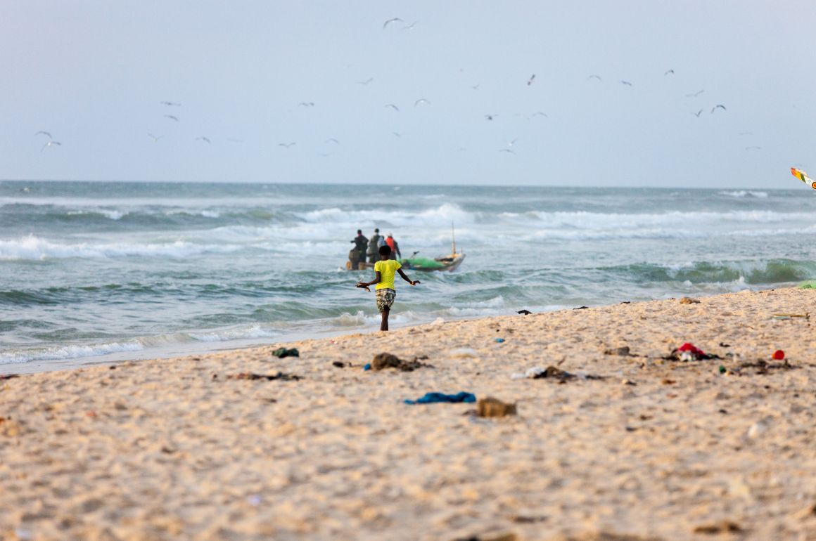 Rybáři se vrací s úlovkem na pláž u Mbour, Senegal
