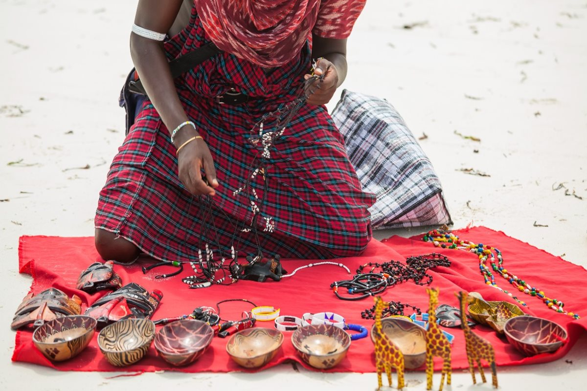 Masajský prodejce na Zanzibaru