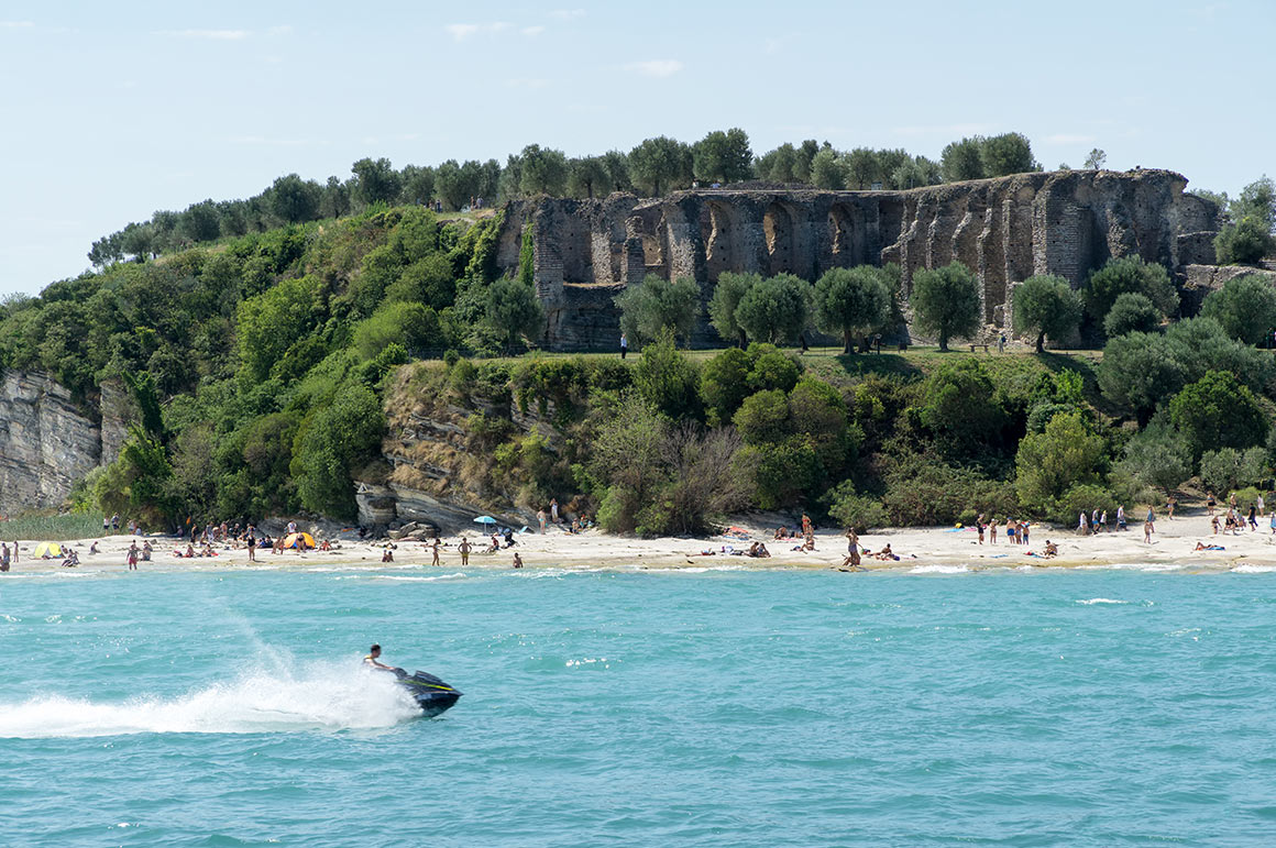 Vodní skútry na pláži v Sirmione, Lago di Garda