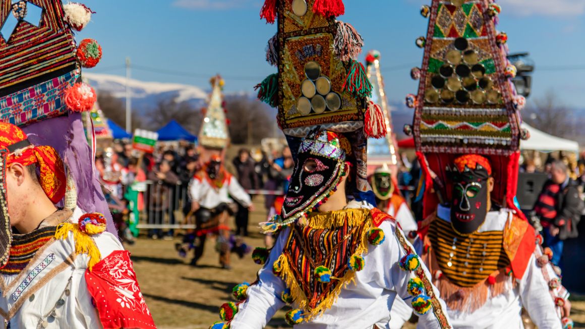Tradiční bulharský rituál na zahnání zlých duchů kukeri