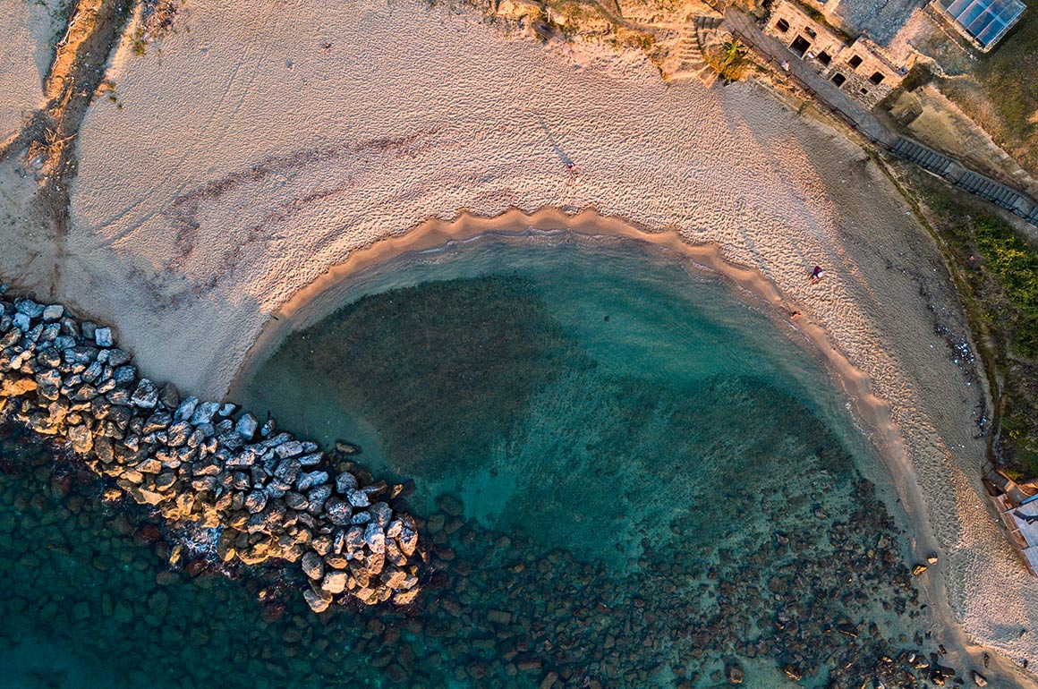 Úsek pláže u Pizzo Calabro s kostelíkem Piedigrotta