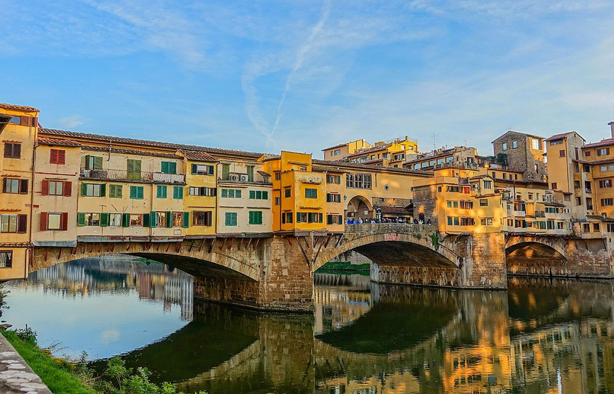 Slavný „zastavěný“ most Ponte Vecchio, Florencie