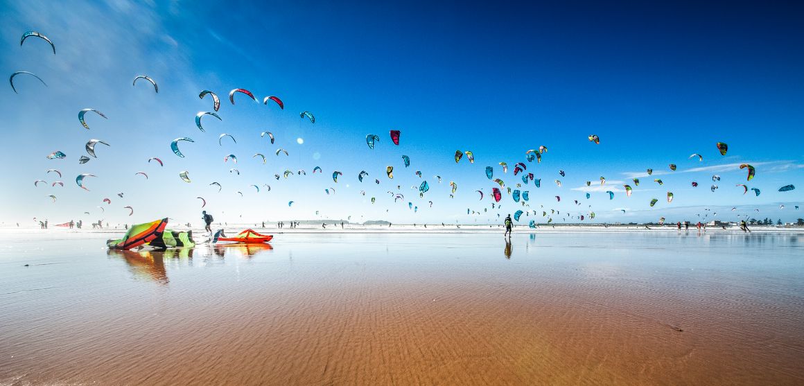 Kitesurfaři na marocké pláži Essaouira
