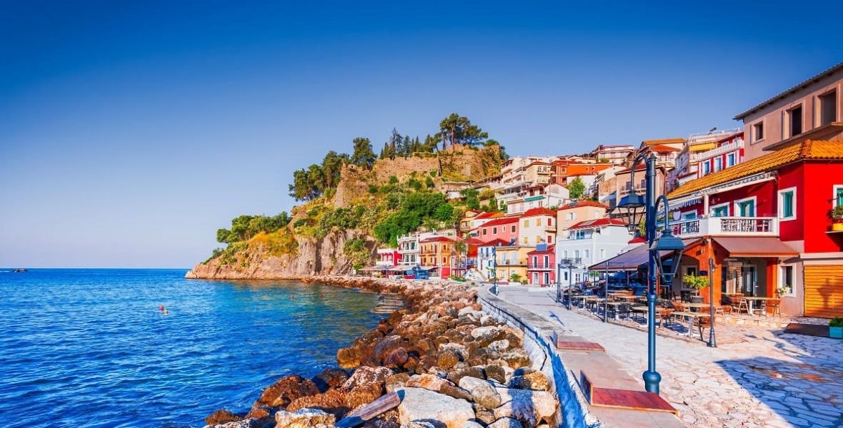 Promenáda v krásném řeckém městě Parga, Západní Řecko