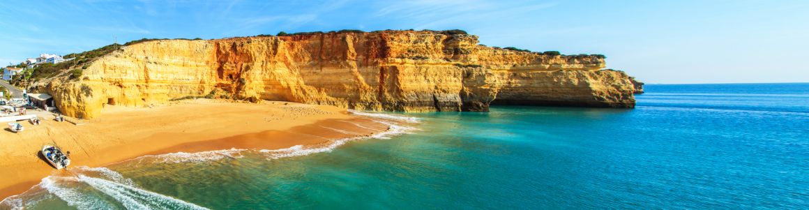 Pláž Benagil v regionu Algarve, Portugalsko