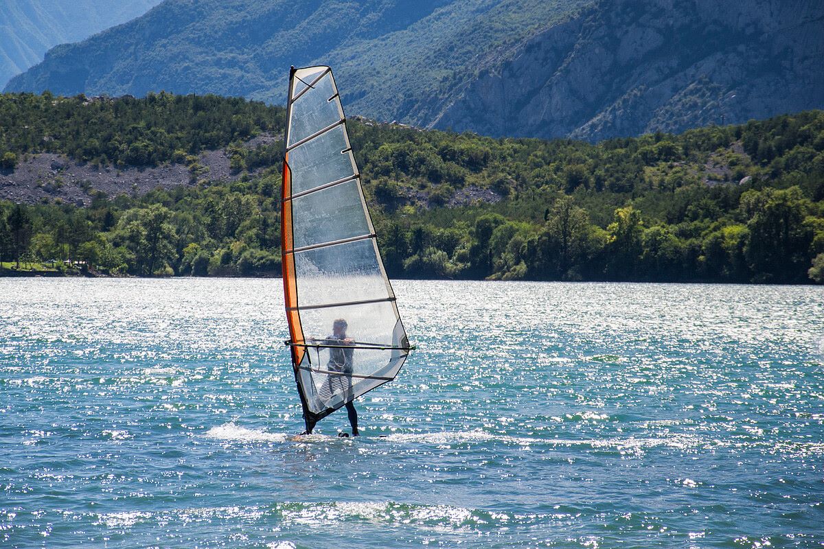 Gardské jezero je vyhledávané pro windsurfing