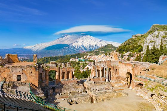 Zřícenina starověkého řeckého divadla v Taormině, v pozadí sopka Etna