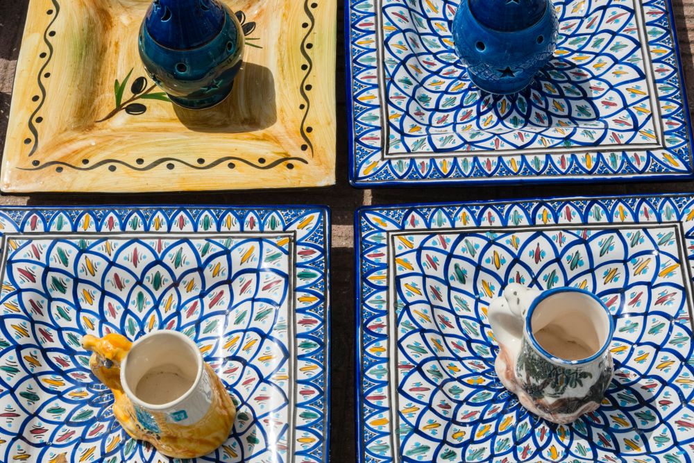 Tradiční keramika na trhu v Tabarce