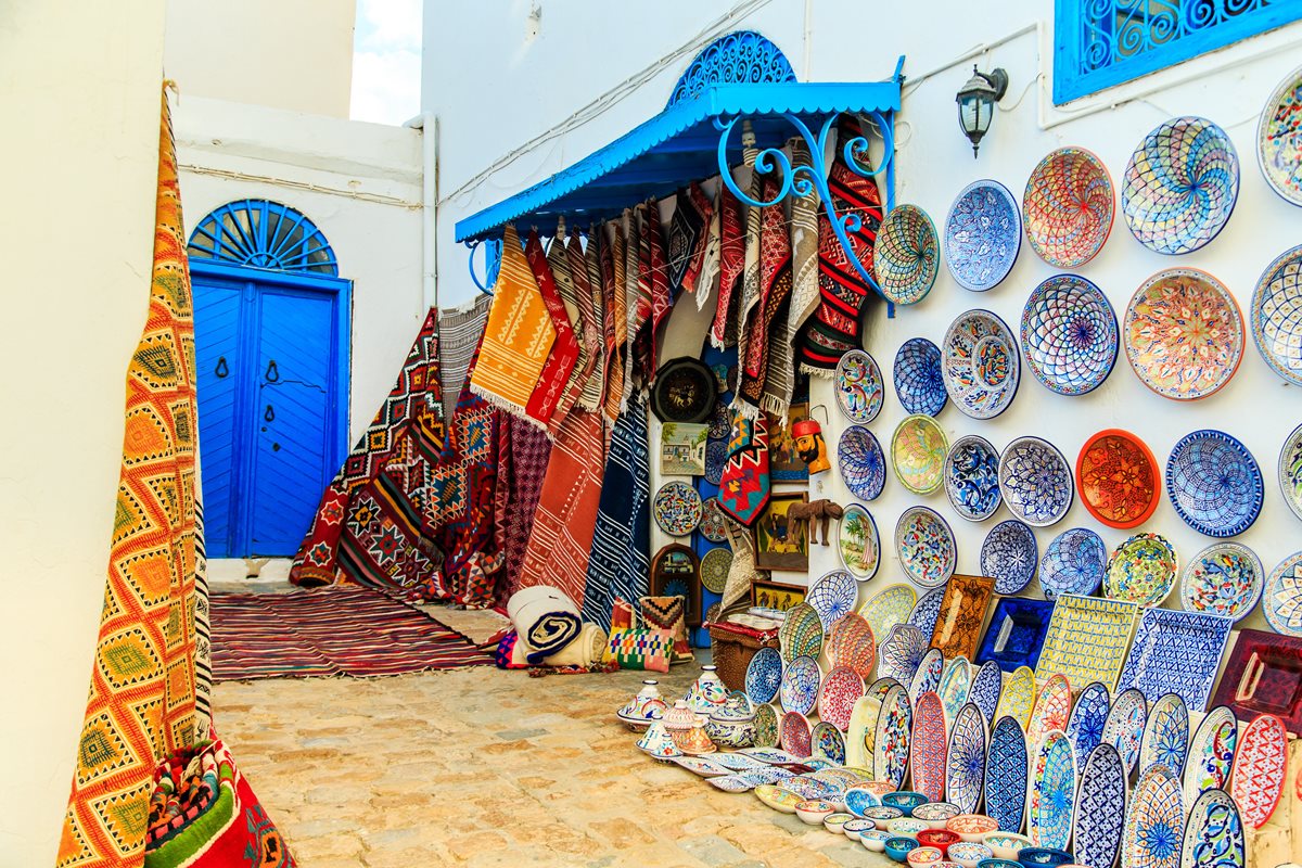 Keramika a koberce na tuniském trhu v Sidi Bou Said
