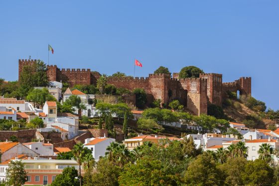 Město Silves s hradem s červenými hradbami