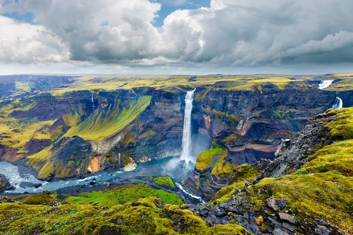 Větrné počasí u vodopádu Haifoss, Island