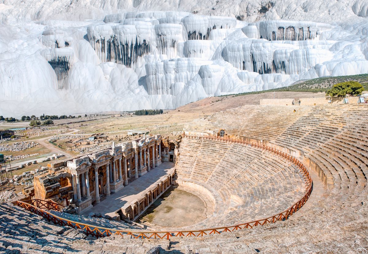 Starobylé město Hierapolis nad jezírky v Pamukkale