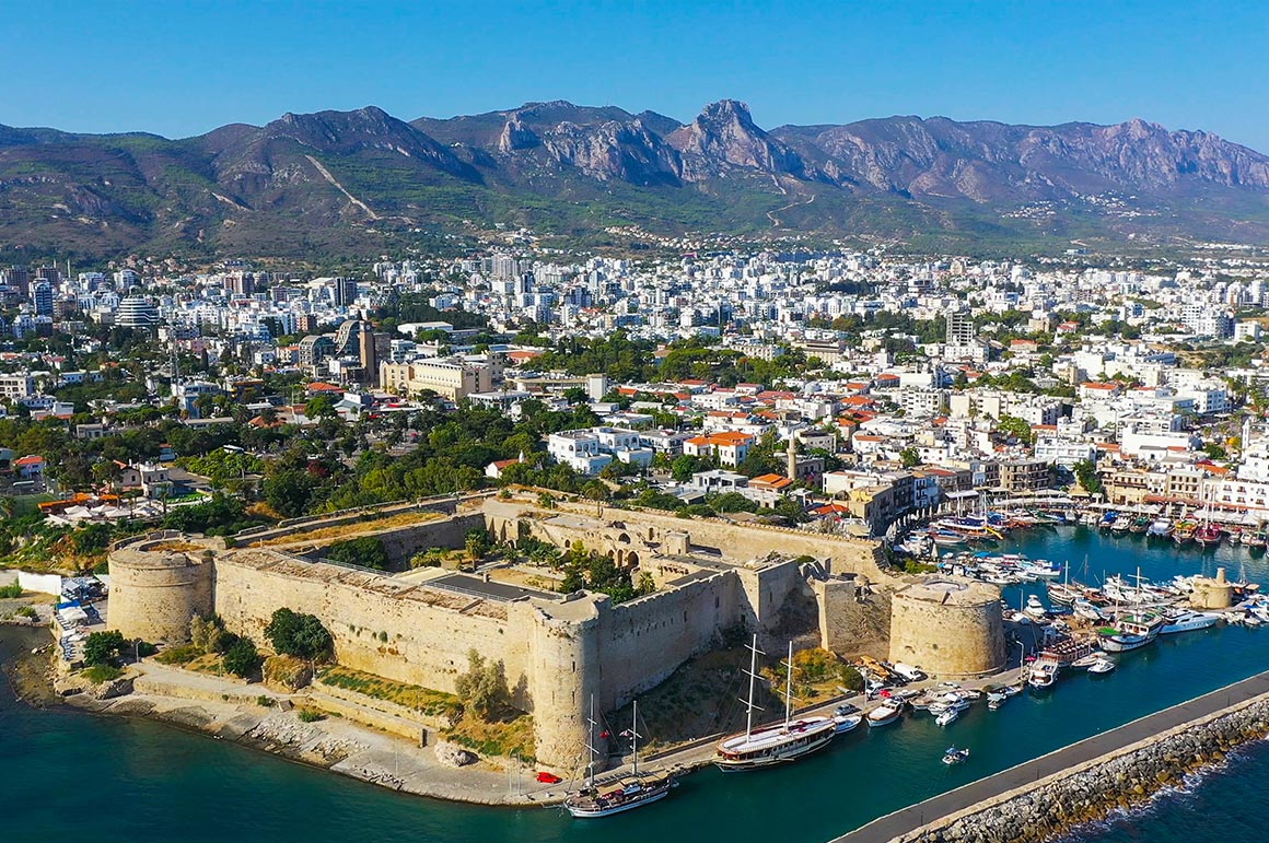 Přístav Kyrenia s opevněným hradem