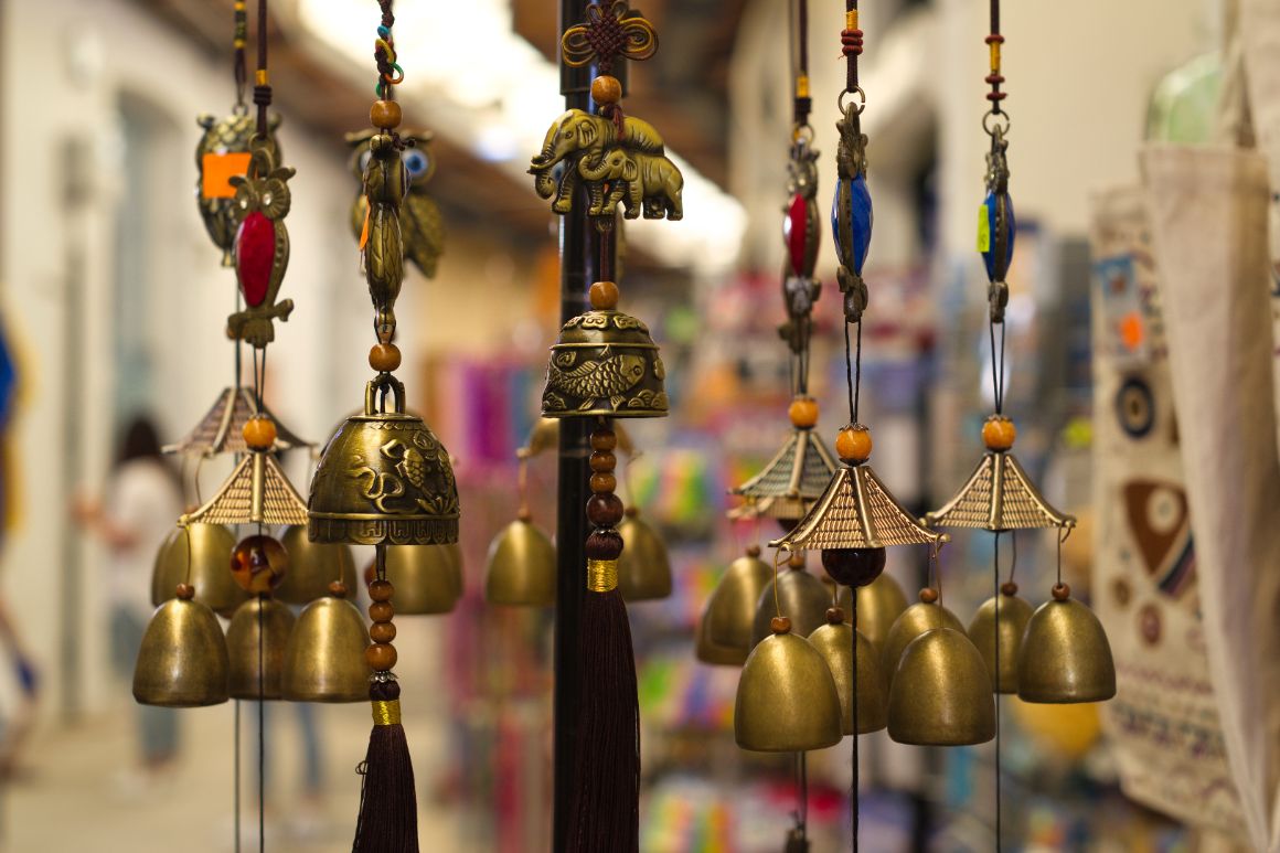 Měděné zvonečky na trhu na Kypru