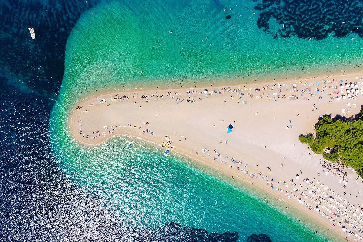 Ikonická pláž Zlatni rat, ostrov Brač