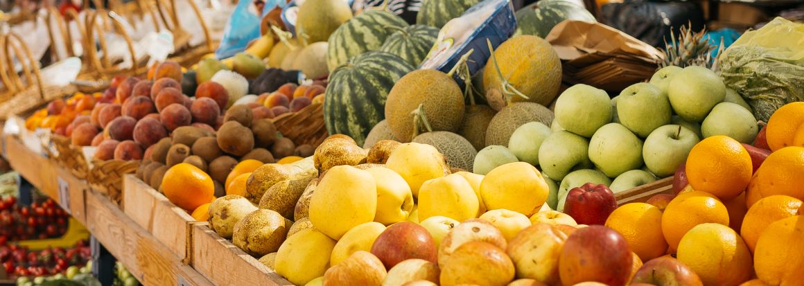Ovocný a zeleninový trh v Tiraně, Albánie