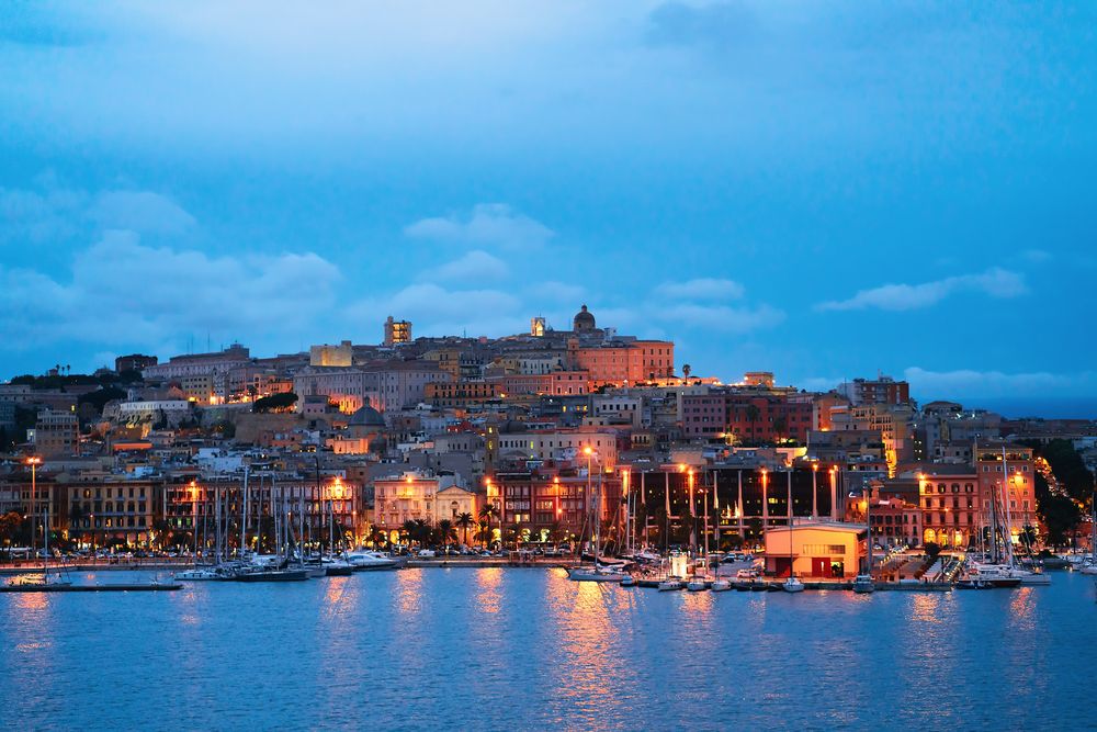 Přístav a večerní Cagliari