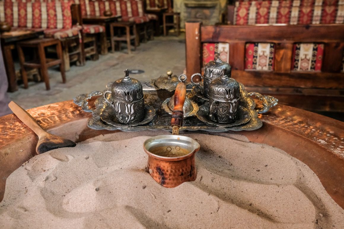 Příprava turecké kávy v horkém písku