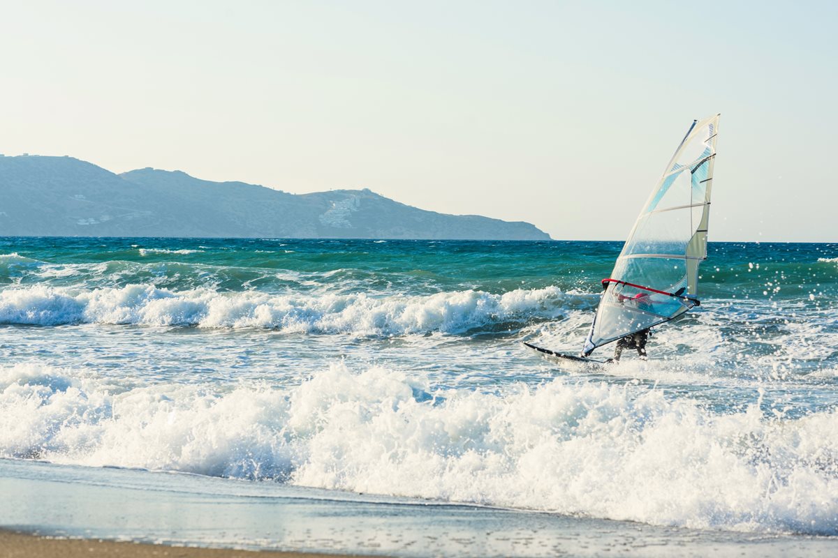 Windsurfing patří mezi oblíbené sporty na Krétě