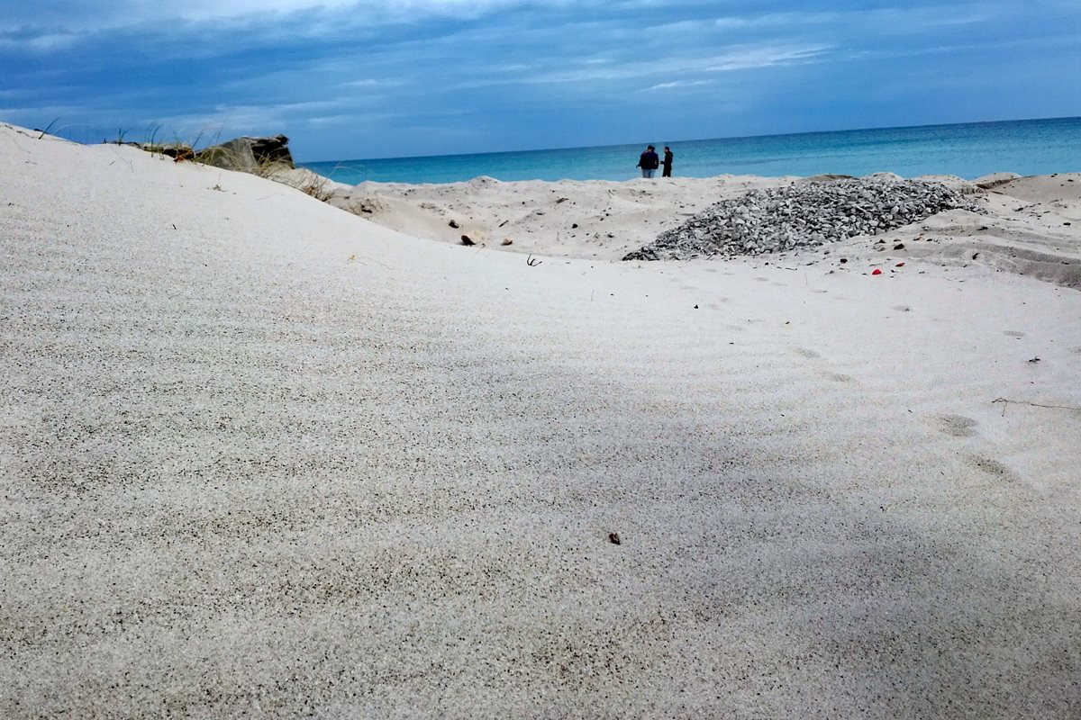 Bílý písek na pláži Mahdia