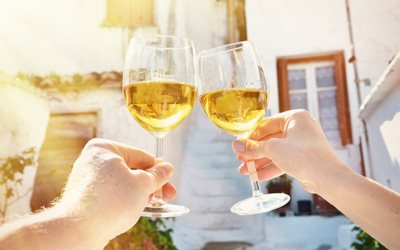 Skleničky s bílým vínem