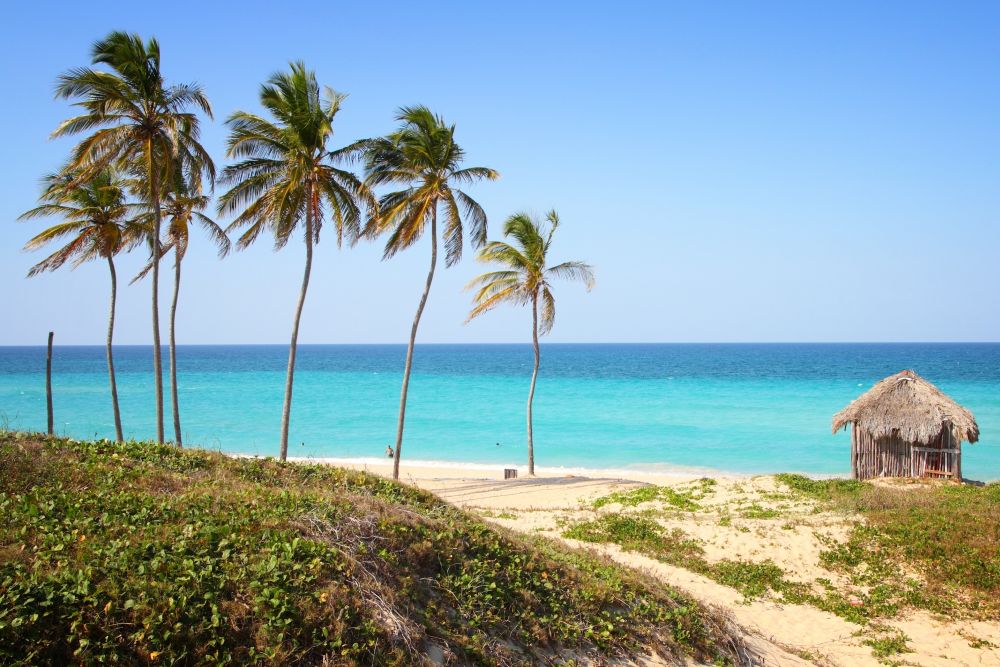 Jasná obloha nad kubánskou pláží Playa Megano