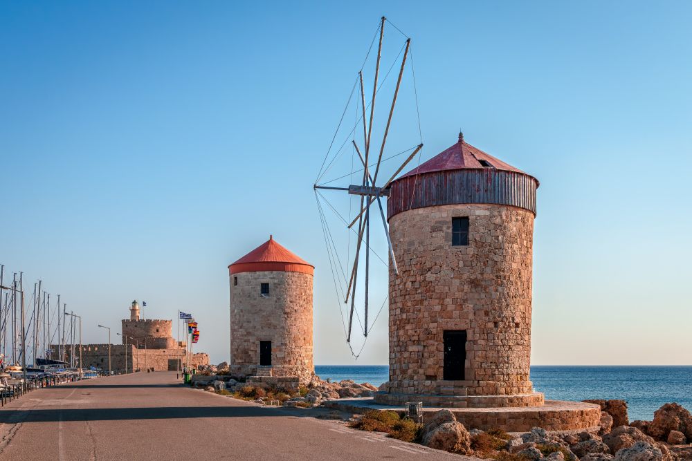 Větrné mlýny v přístavu Mandraki, město Rhodos