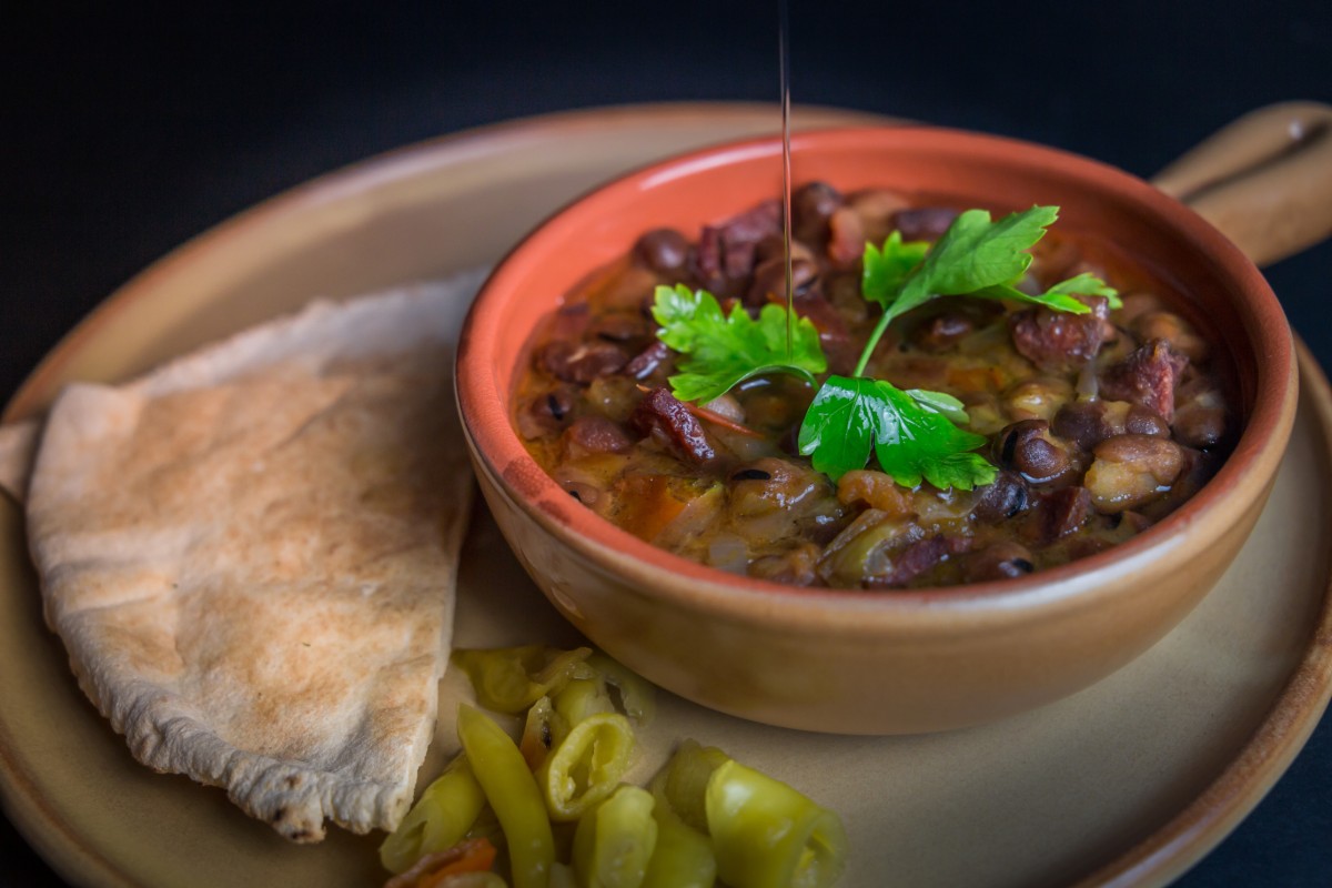 Egyptský ful medames s chlebem aish