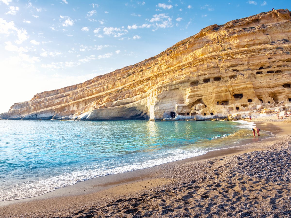 Pláž Matala na největším řeckém ostrově Kréta